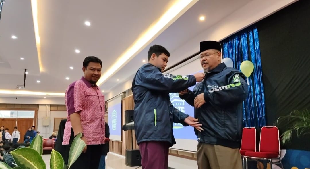 Ustadz M. Ismail Yusanto: “Masih Pantas Kan Ya Saya Pergi LMT-4 Bersama Gluminous?”